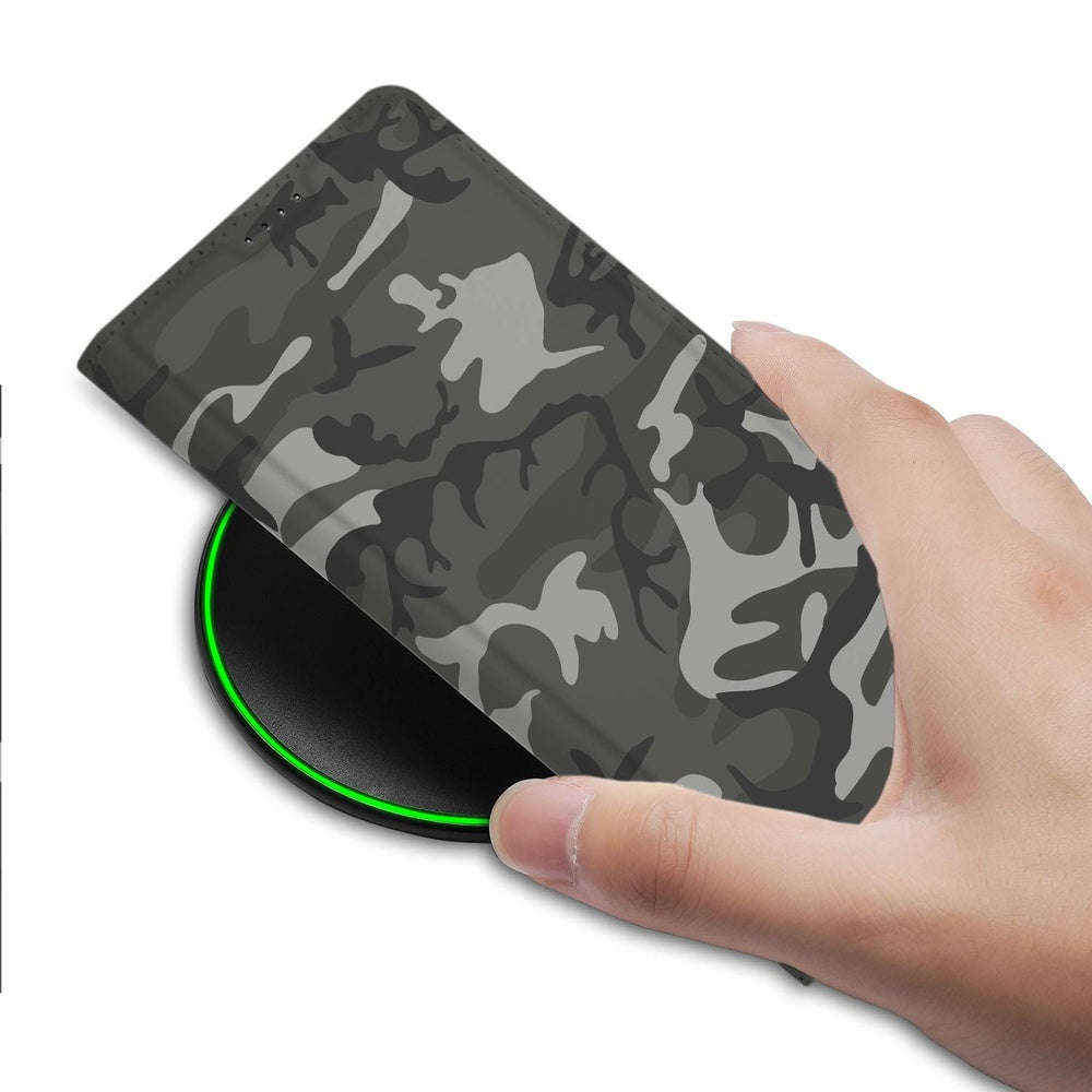 Samsung Galaxy S26 Bookcase Hoesje Army Light camouflageprint detail aan hangende draadloze oplader.