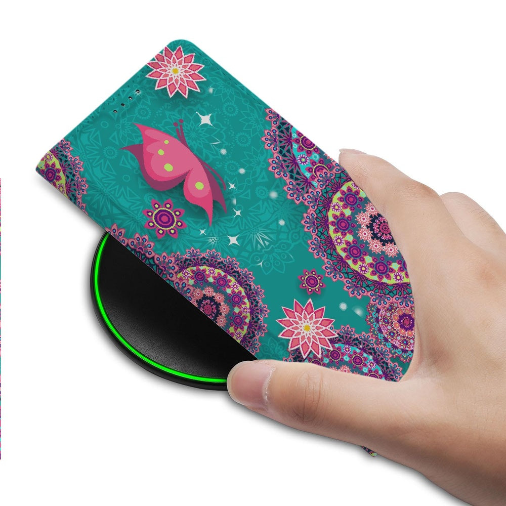 Samsung Galaxy S26 Flip Style Cover Cirkels en Vlinders hand met cover op draadloze oplader.