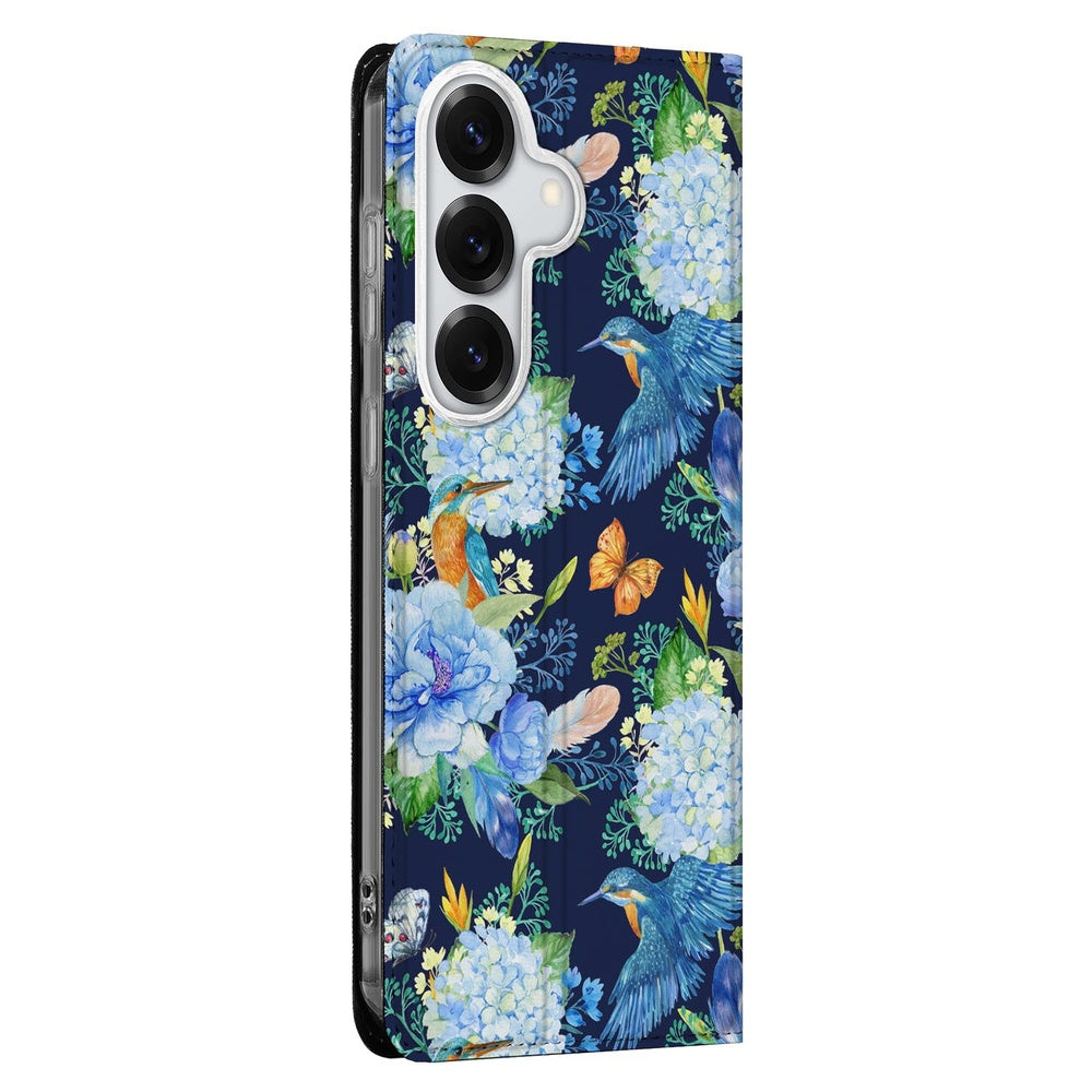 Samsung Galaxy S26 Bookcase Hoesje IJsvogel design met bloemen en vlinders vooraanzicht.