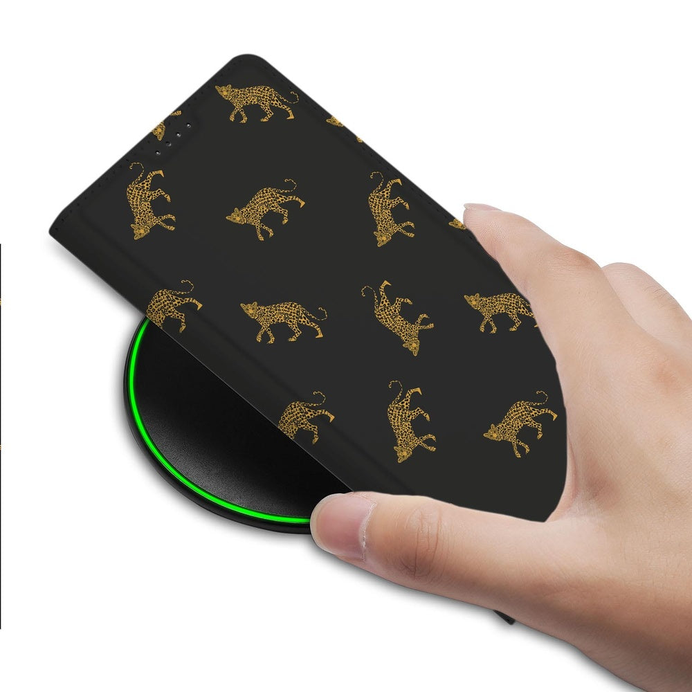Samsung Galaxy S26 Bookcase Hoesje Leopards zwart gouden print detail.