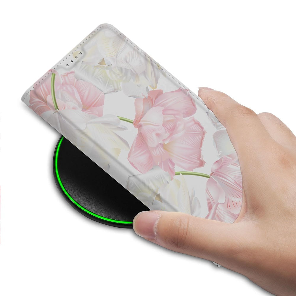 Samsung Galaxy S26 Book Case Lovely Flowers vooraanzicht met hand en draadloze oplader.