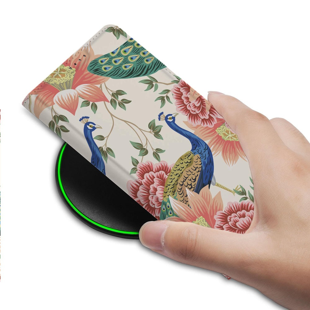 Samsung Galaxy S26 Book Cover Pink Peacock detail hand met telefoon en bloemen design.