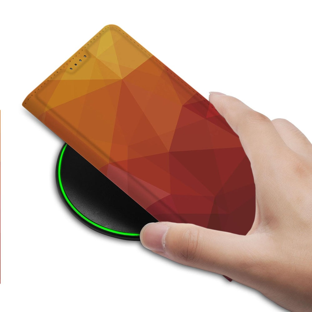 Samsung Galaxy S26 Book Case Polygon Red detail met hand op draadloos oplader.