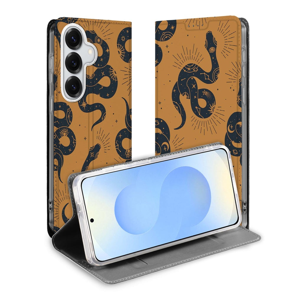Bookcase Hoesje Samsung Galaxy S26 Snakes slangenprint bruin voorkant.