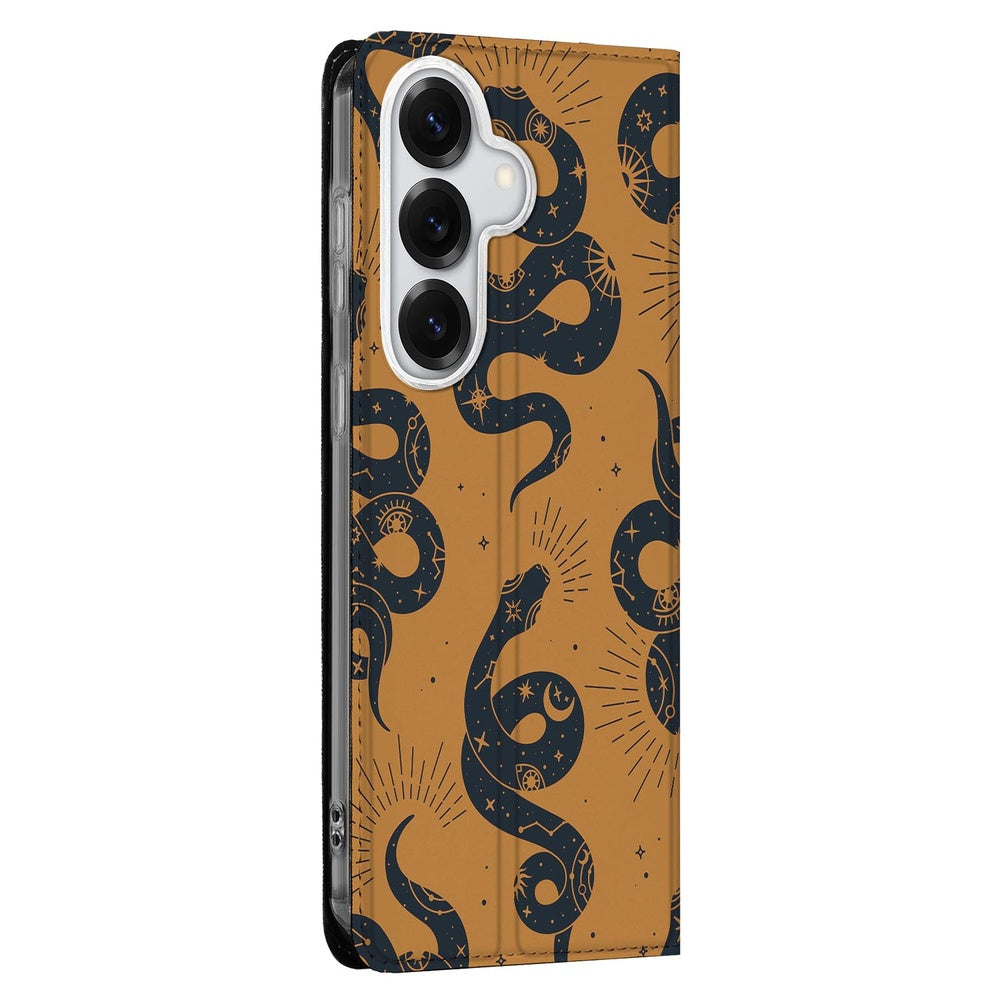 Samsung Galaxy S26 Bookcase Hoesje Snakes slangenprint bruin detail.