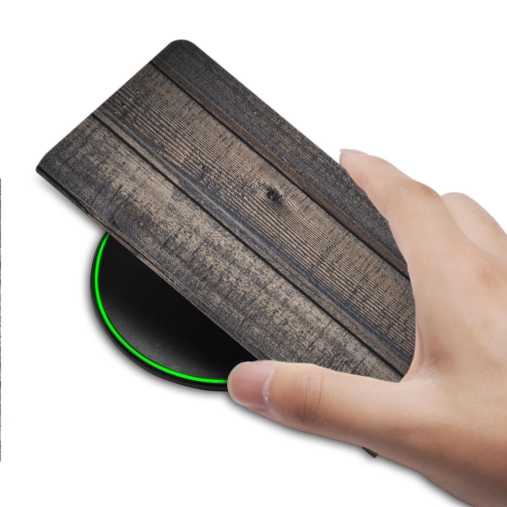 Samsung Galaxy S26 Book Case Steigerhout hand aanzicht op draadloze oplader.