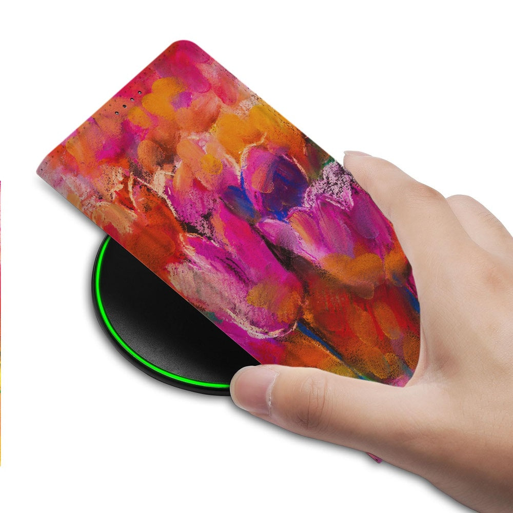Samsung Galaxy S26 Bookcase Hoesje Tulips Detail. Met watercolor tulpenprint. Hand houdt het hoesje boven een draadloze oplader.