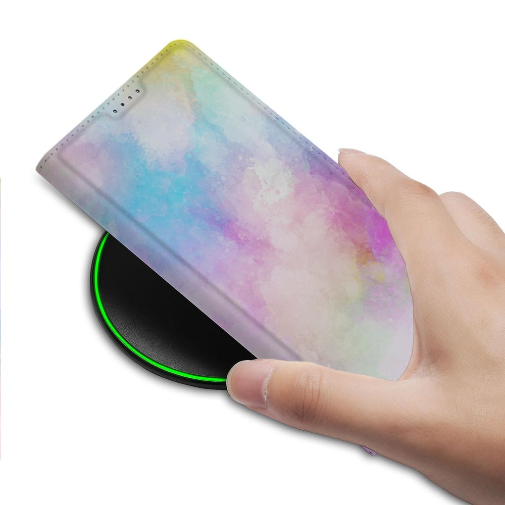 Samsung Galaxy S26 Book Case Watercolor Light detail hand boven draadloze oplader.
