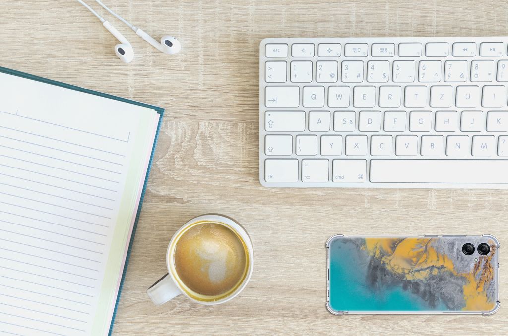 Samsung Galaxy A04e Anti-Shock Hoesje Marble Blue Gold bovenaanzicht bureau toetsenbord notitieboek koffie