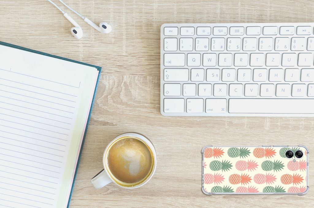 Samsung Galaxy A04e Beschermhoes Ananas bovenaanzicht toetsenbord koffie notitieboek