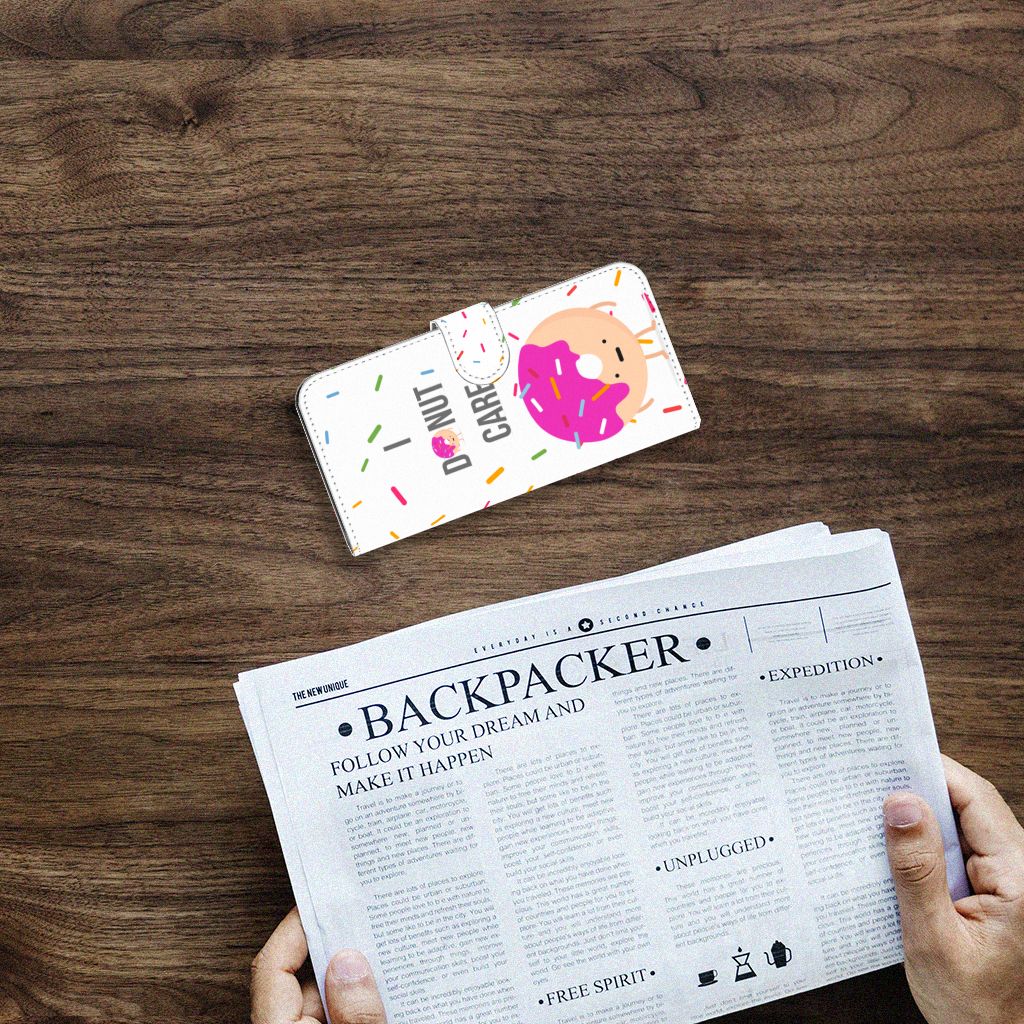 Samsung Galaxy A04e Book Cover Donut Roze met vrolijke donut en 'I donut care' op een houten tafel.