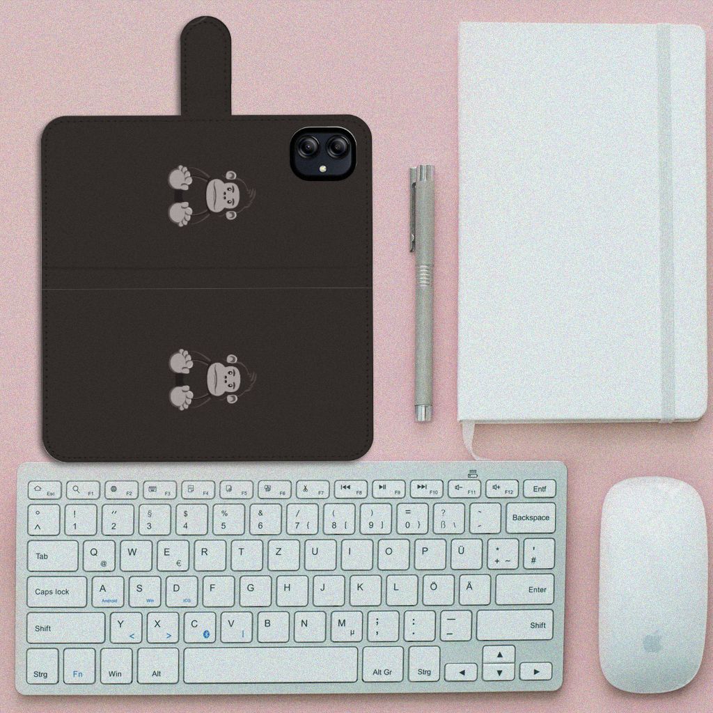 Samsung Galaxy A04e Leuk Hoesje Gorilla op een bureau met toetsenbord en notitieboek, perfect cadeau voor bescherming.