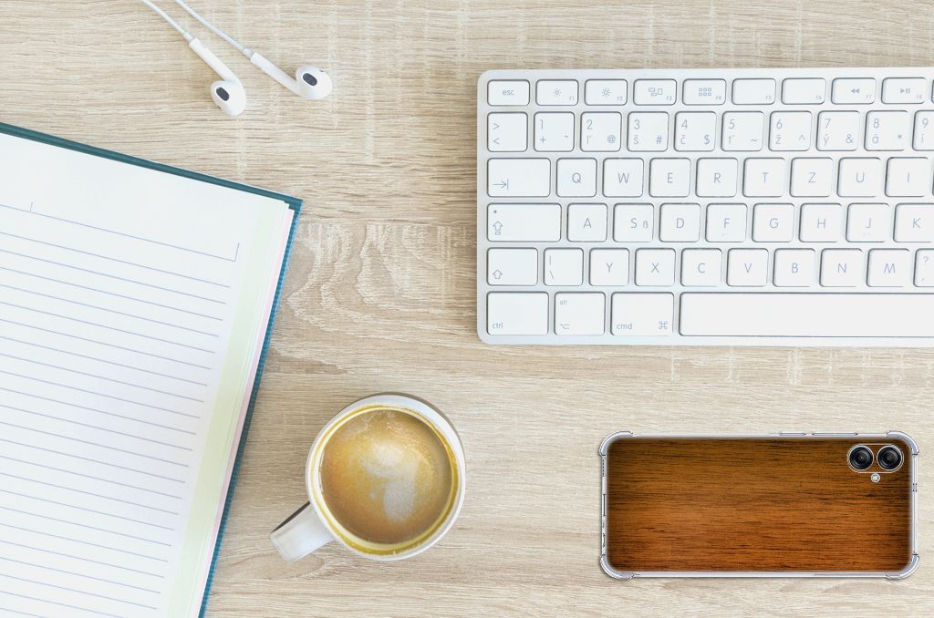 Samsung Galaxy A04e Stevig Telefoonhoesje Donker Hout bureau laptop koffie notitieboek