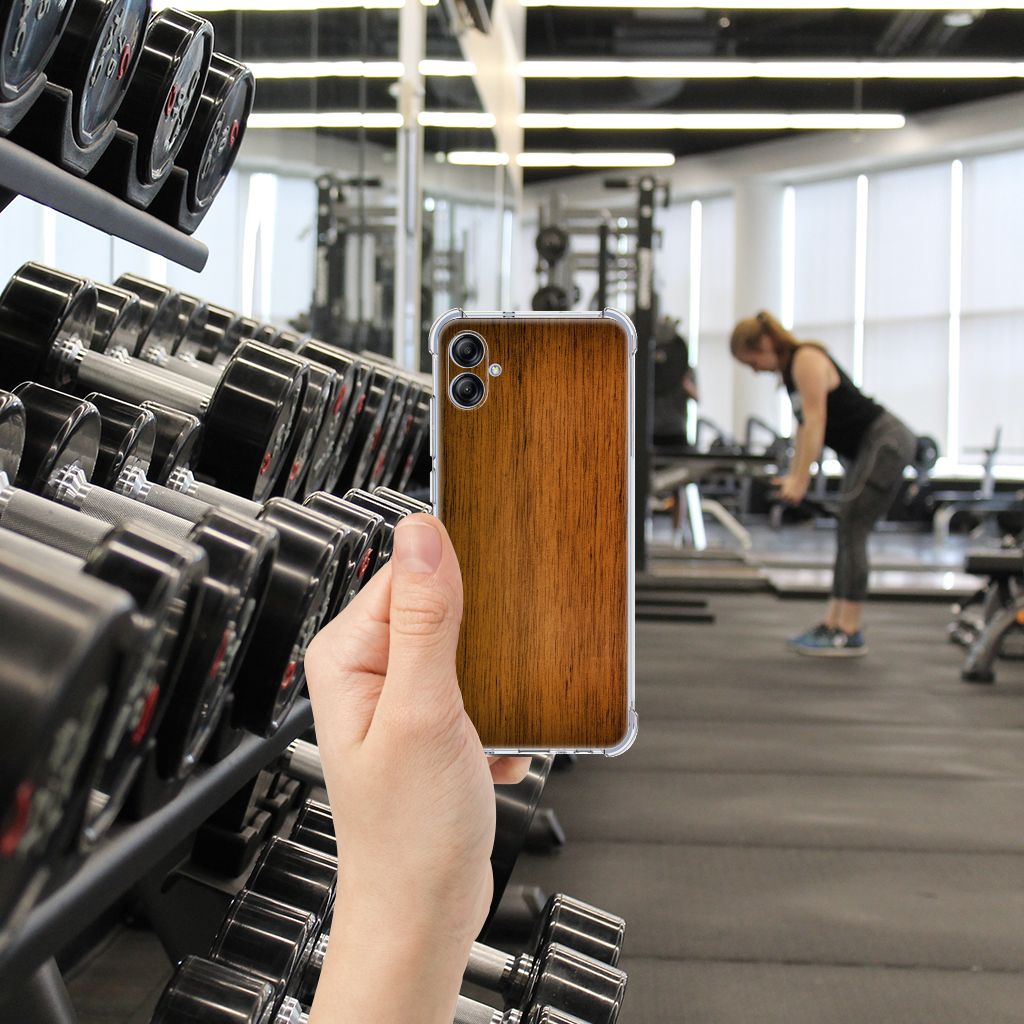 Samsung Galaxy A04e Stevig Telefoonhoesje Donker Hout achterzijde sportschool gewichttraining