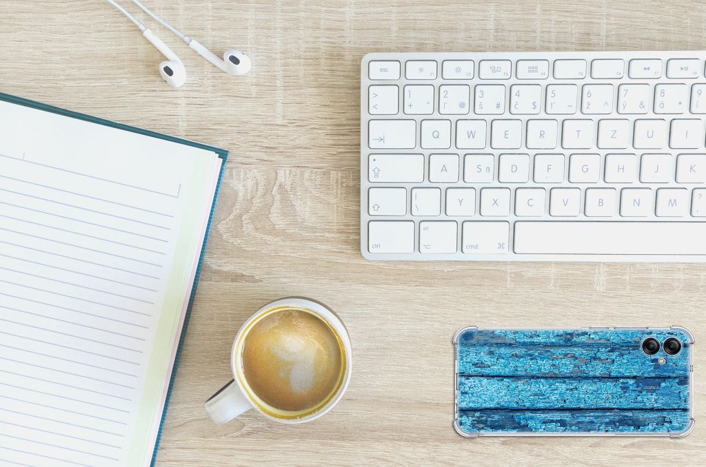 Samsung Galaxy A04e Stevig Telefoonhoesje Wood Blue bovenaanzicht bureau koffie toetsenbord notitieboek
