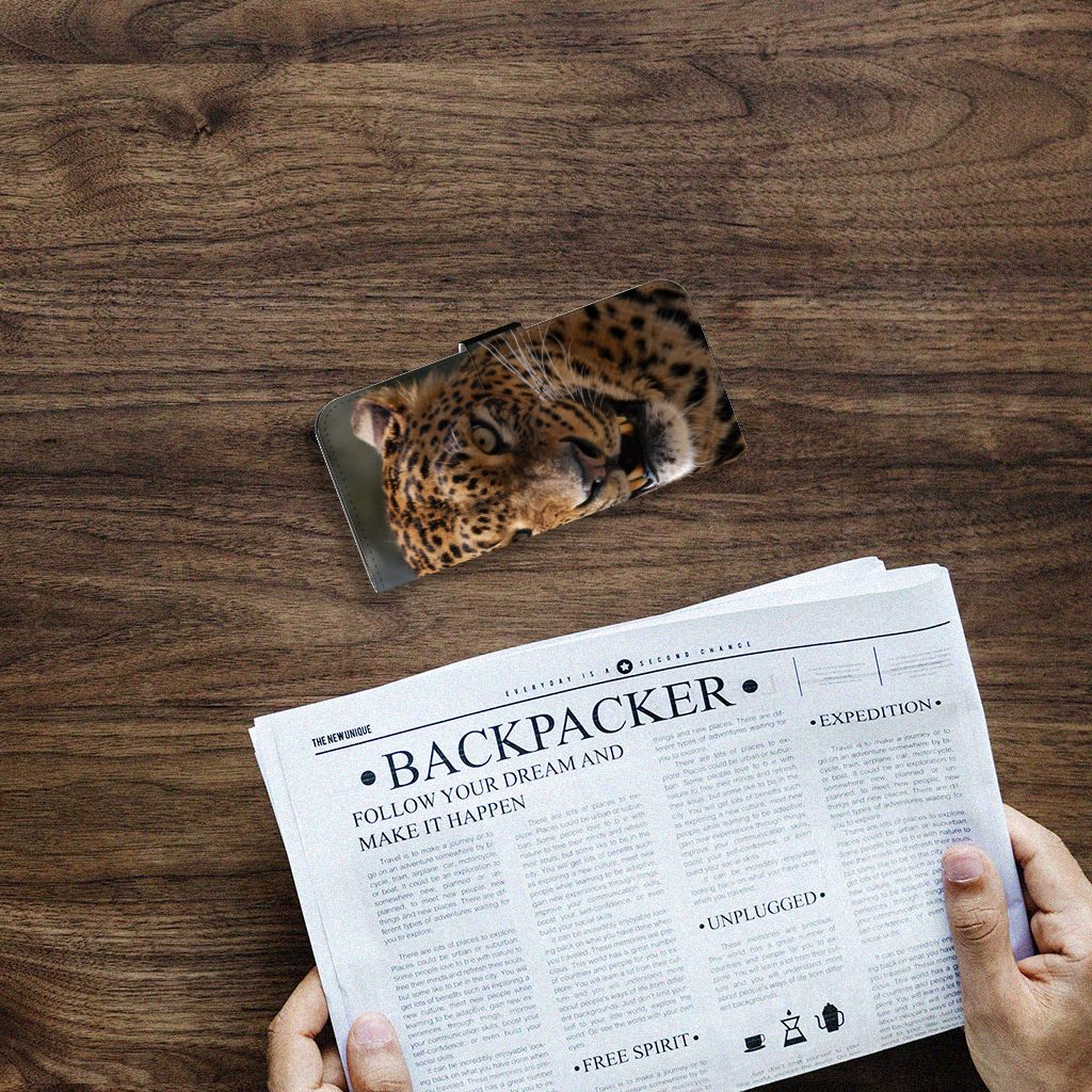 Samsung Galaxy A04e Telefoonhoesje met Pasjes Luipaard design luipaard aanzicht