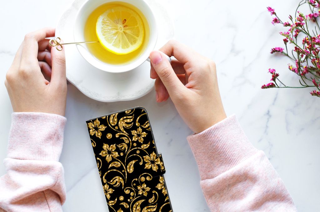 Samsung Galaxy A05s Hoesje Gouden Bloemen telefoonhoesje zwart gouden bloemen design aanzicht