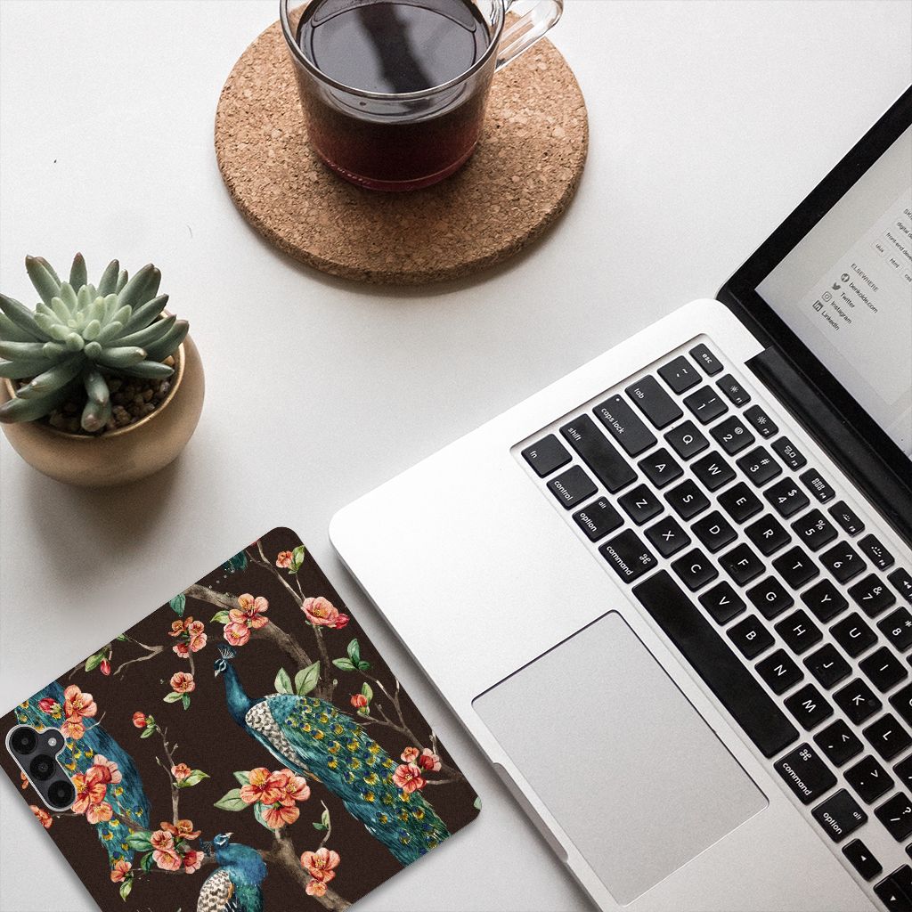Samsung Galaxy A05s Hoesje maken Pauw met Bloemen op bureau met laptop en planten, perfecte bescherming en uitstraling.