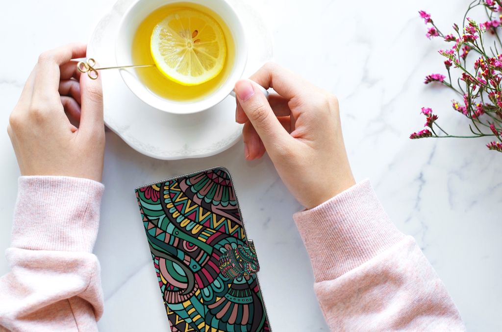 Samsung Galaxy A05s Telefoon Hoesje Aztec kleurig design naast thee met citroen