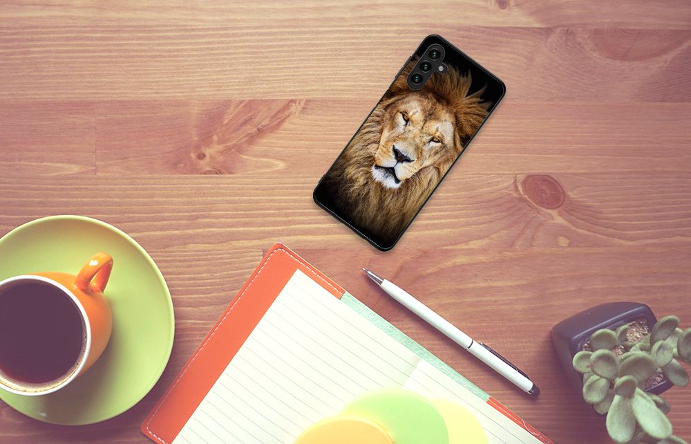 Samsung Galaxy A13 5G | A04s Dierenprint Telefoonhoesje Leeuw bovenaanzicht op houten tafel met notitieboek en koffie