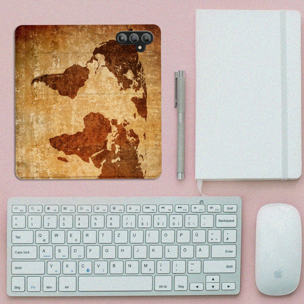 Samsung Galaxy A14 4G Book Cover Wereldkaart met vintage wereldkaart design op bureau.