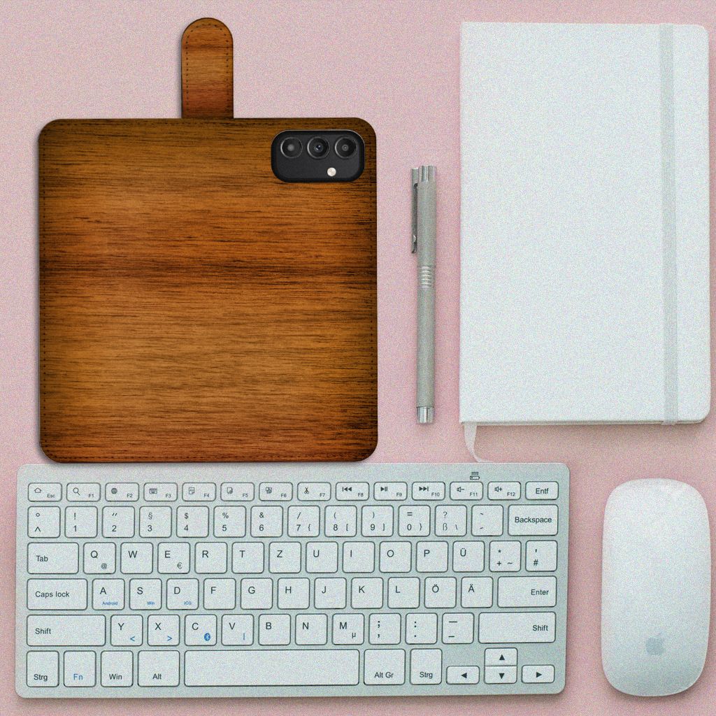 Samsung Galaxy A14 4G Book Style Case Donker Hout bovenaanzicht toetsenbord notitieboek pen muis