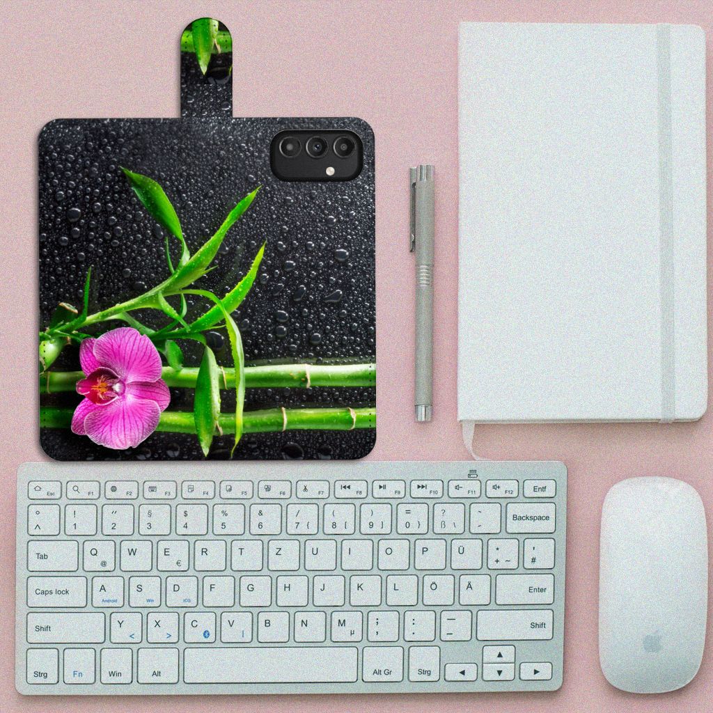 Samsung Galaxy A14 4G Hoesje Orchidee met paarse orchidee en bamboe op een bureau met toetsenbord en muis.