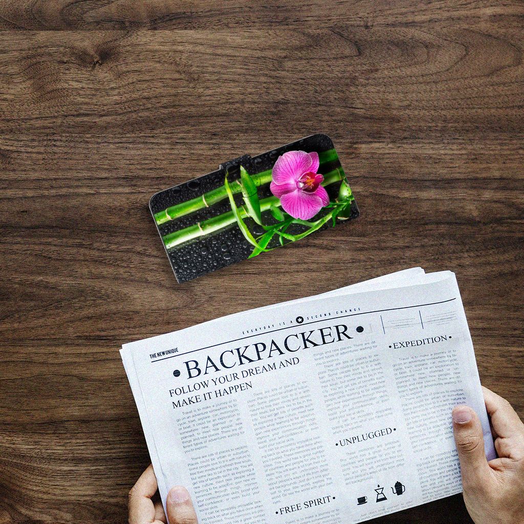 Samsung Galaxy A14 4G Hoesje Orchidee op een houten tafel met een tijdschrift ernaast