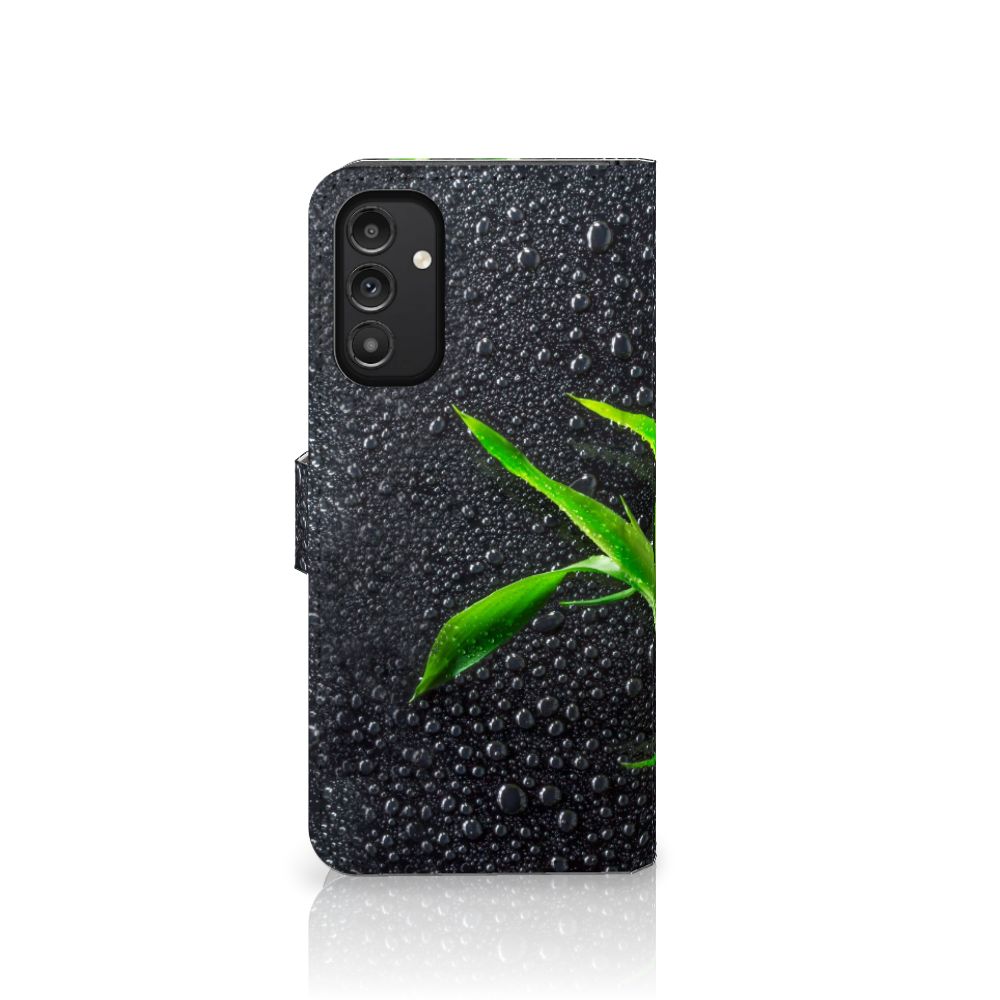 Samsung Galaxy A14 4G Hoesje Orchidee met een elegant ontwerp en een groene plant op een zwarte achtergrond.
