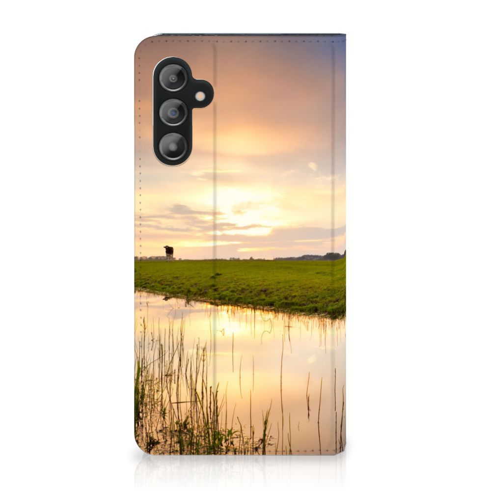 Samsung Galaxy A14 4G Hoesje maken Koe met koe en ondergang zon op de achtergrond.