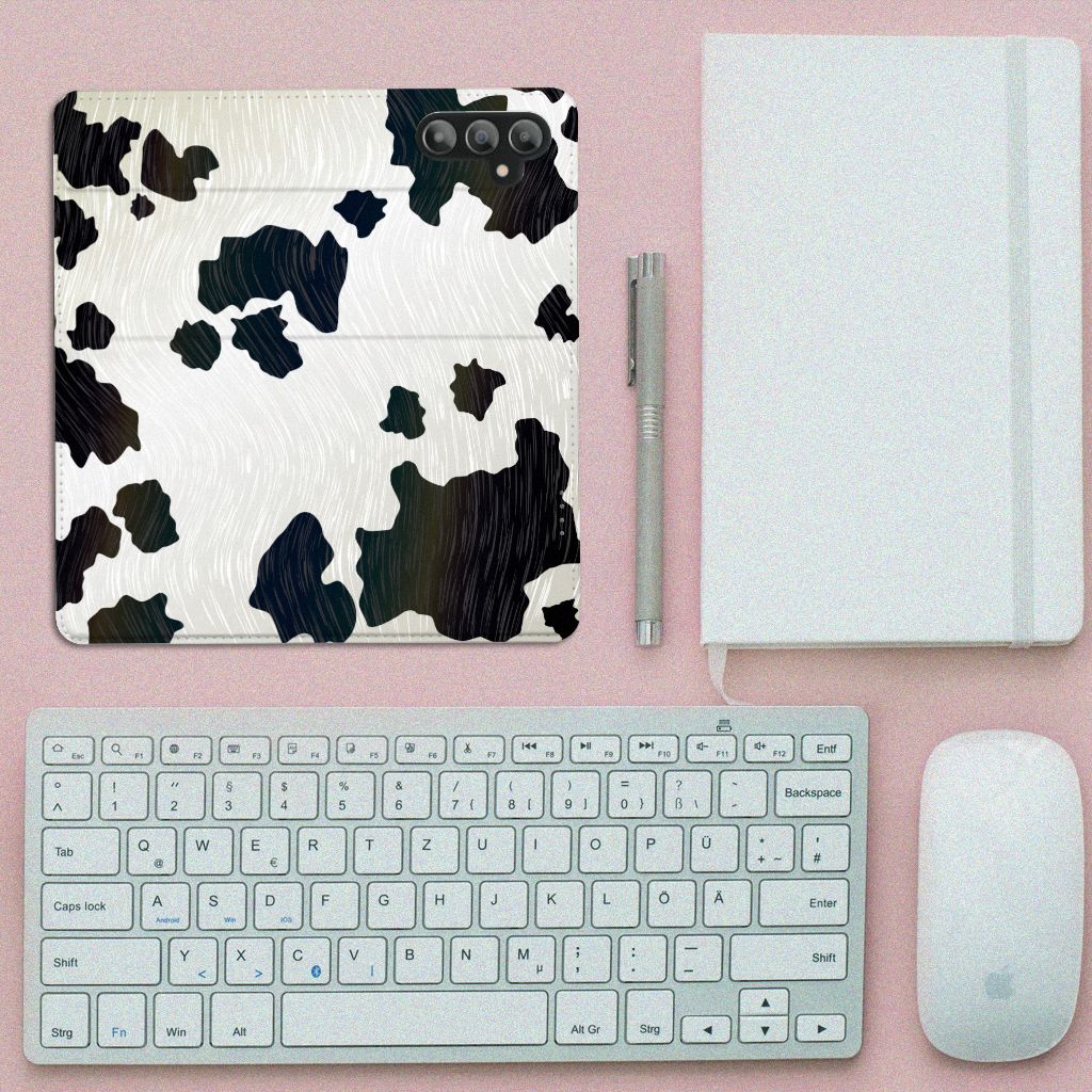 Samsung Galaxy A14 4G Hoesje maken Koeienvlekken met zwarte en witte camouflage print op een bureau.