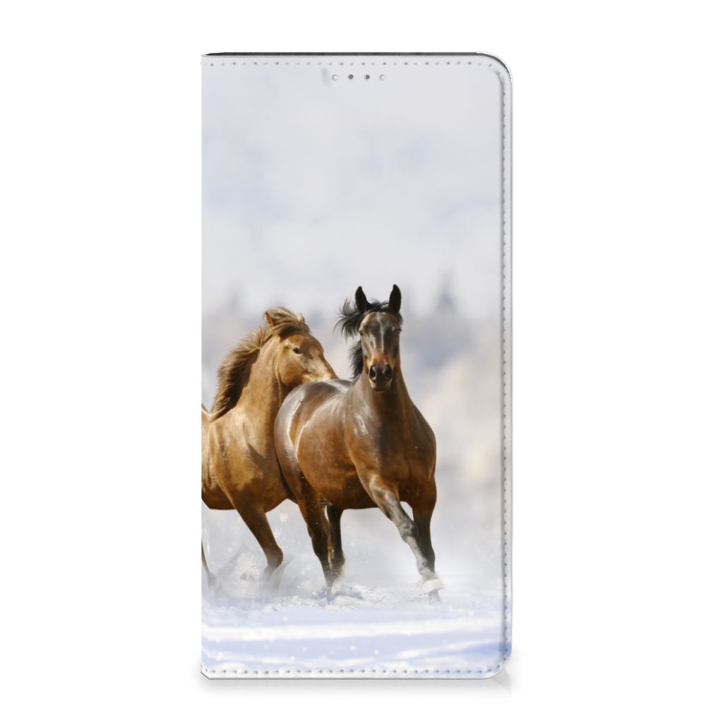 Samsung Galaxy A14 4G Hoesje maken Paarden met een afbeelding van rennende paarden in een snowy landschap.