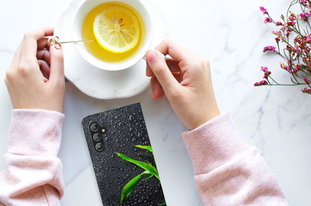 Samsung Galaxy A14 4G Smart Cover Orchidee met een elegante uitstraling en natuurlijke elementen op een tafel.