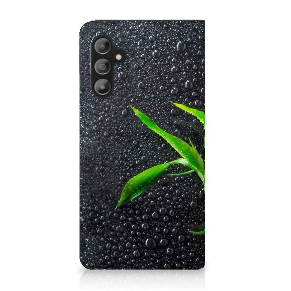 Samsung Galaxy A14 4G Smart Cover Orchidee met druppels en groene bladeren op een zwarte achtergrond.