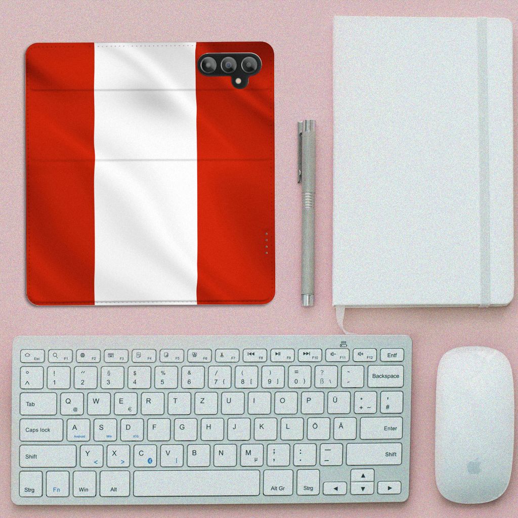 Samsung Galaxy A14 4G Standcase Oostenrijk met Oostenrijkse vlag op bureau met toetsenbord en notitieboek.