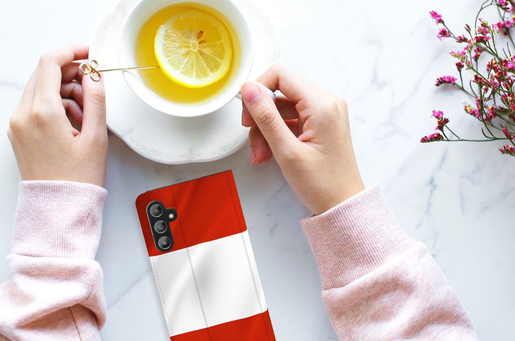Samsung Galaxy A14 4G Standcase Oostenrijk met limonade en bloemen op de achtergrond.