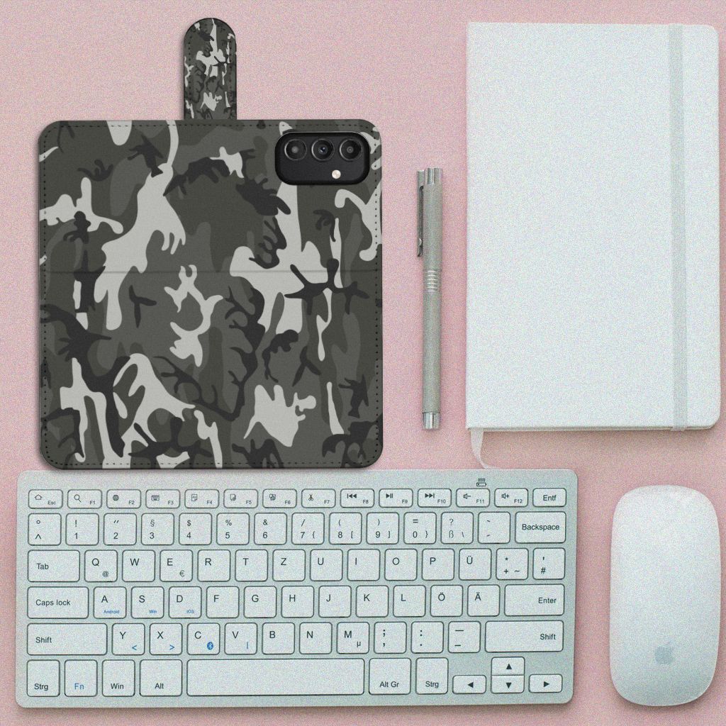 Samsung Galaxy A14 4G Telefoon Hoesje Army Light met camouflage design op bureau met toetsenbord en notitieboek