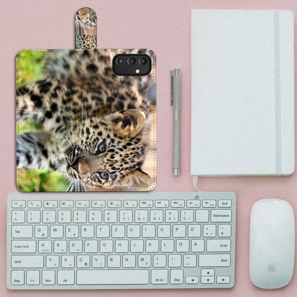Samsung Galaxy A14 4G Telefoonhoesje met Pasjes Baby Luipaard op een bureau met toetsenbord en notitieboek