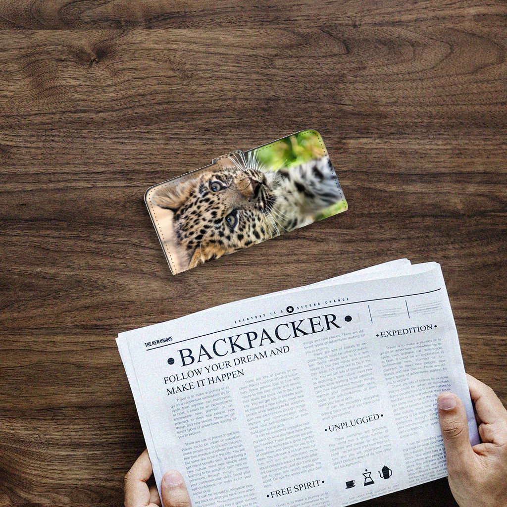Samsung Galaxy A14 4G Telefoonhoesje met Pasjes Baby Luipaard op tafel met krant.