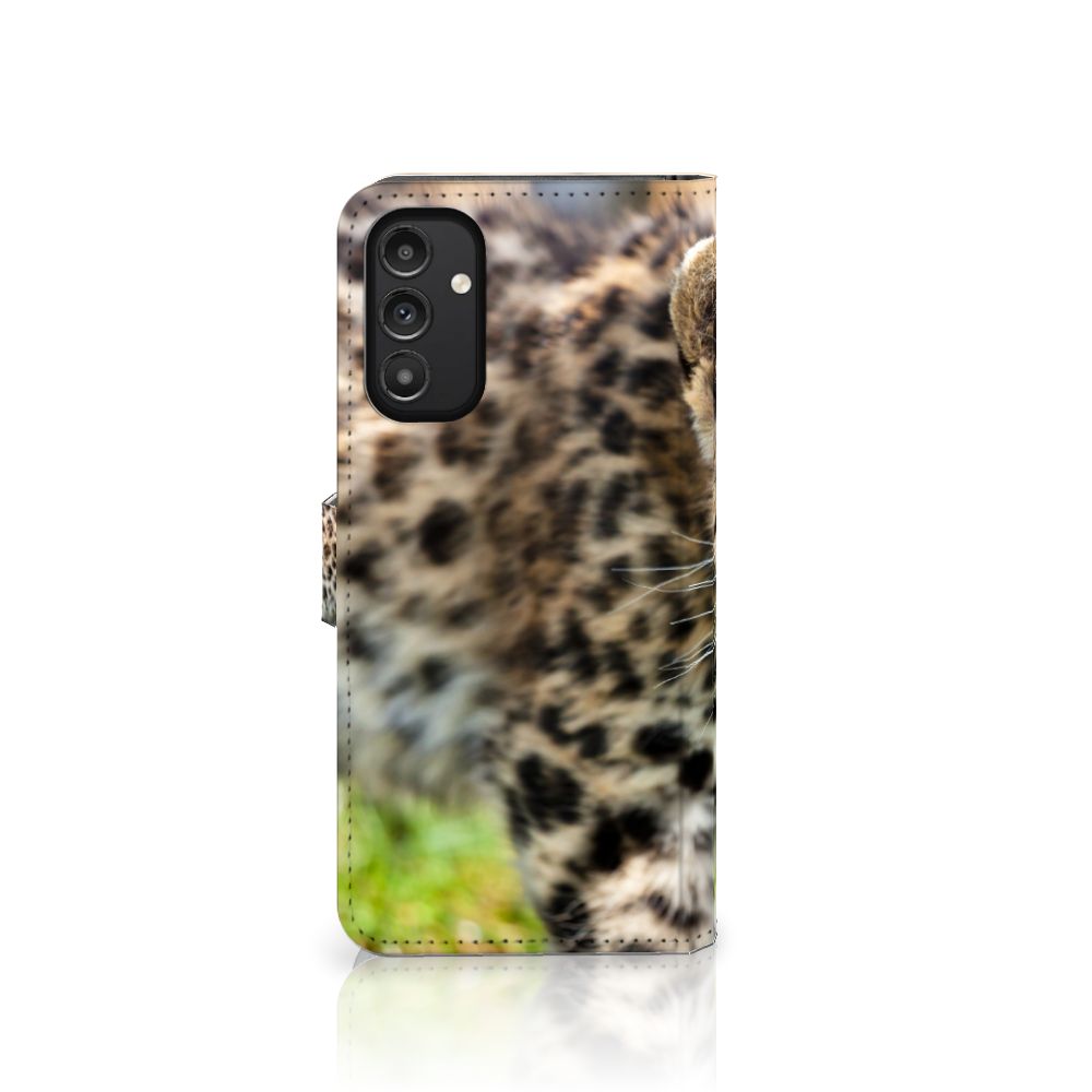 Samsung Galaxy A14 4G Telefoonhoesje met Pasjes Baby Luipaard met schattige welp op een groen grasveld