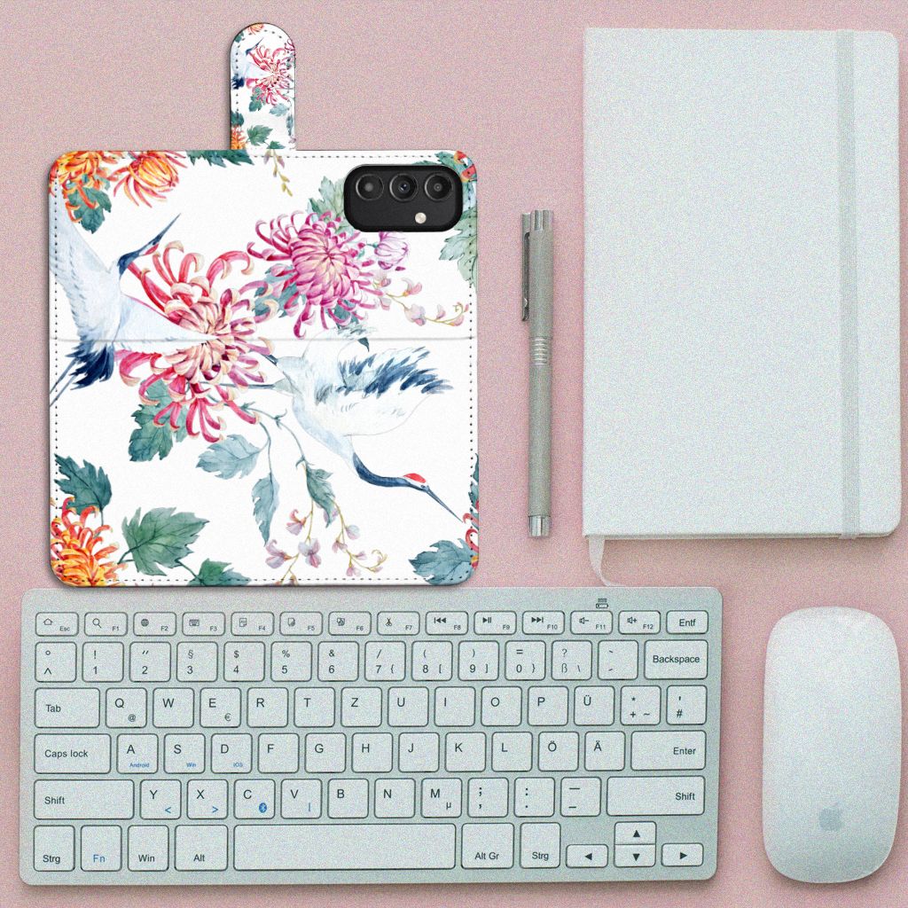 Samsung Galaxy A14 4G Telefoonhoesje met Pasjes Bird Flowers op een bureau met toetsenbord en notebook.