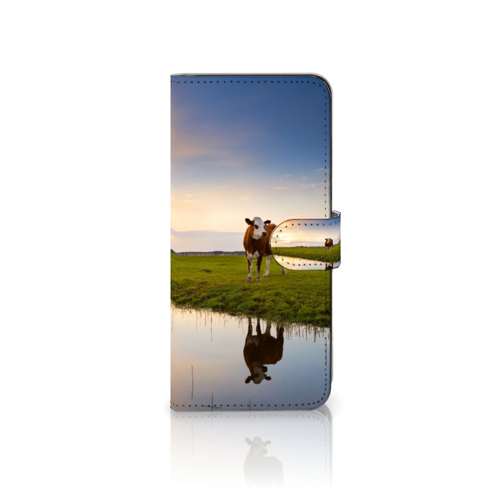 Samsung Galaxy A14 4G Telefoonhoesje met Pasjes Koe met koe op de voorkant en weerspiegeling in het water.