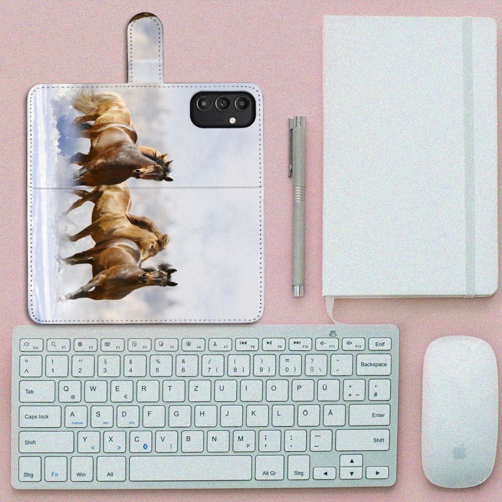 Samsung Galaxy A14 4G Telefoonhoesje met Pasjes Paarden met afbeelding van rennende paarden op een bureau