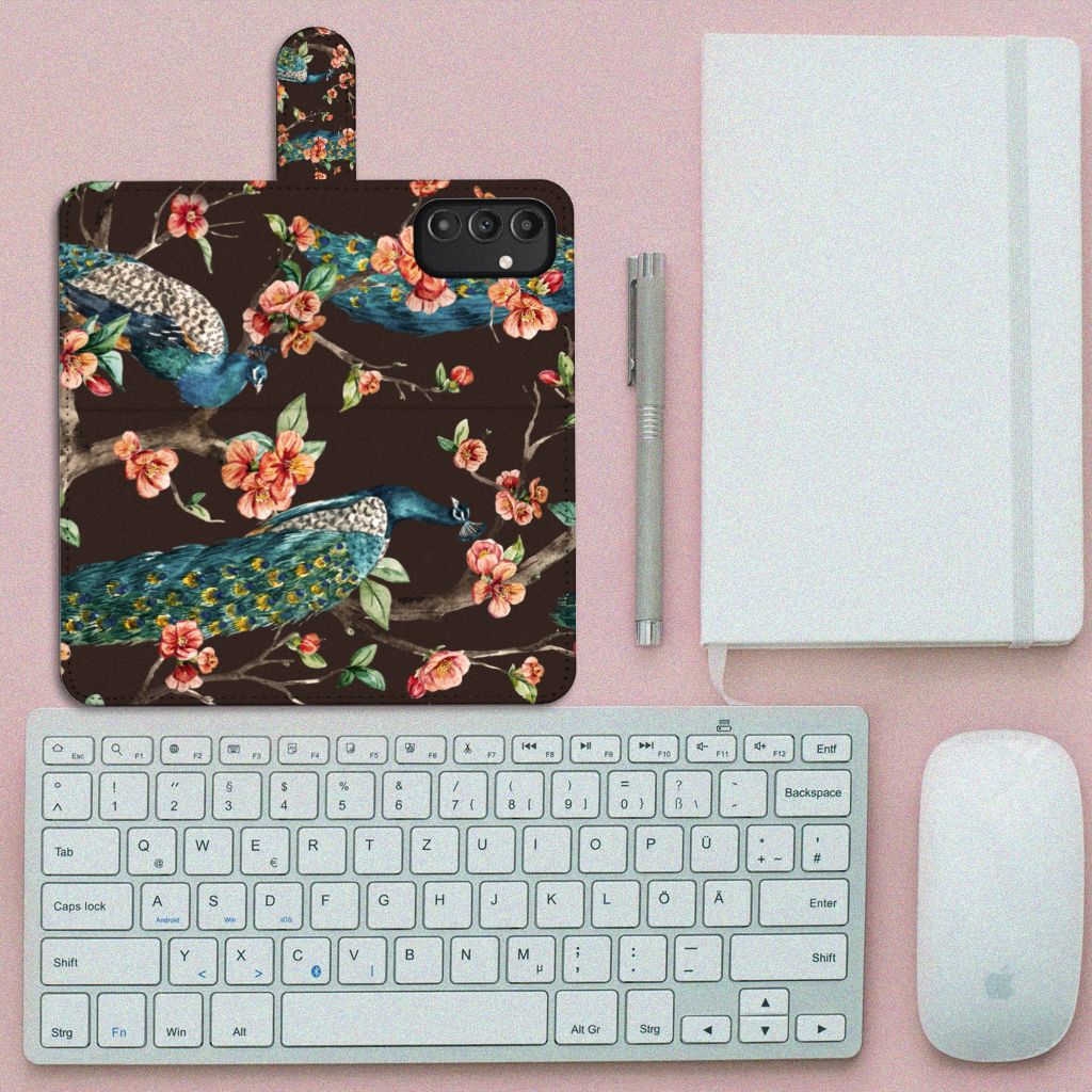 Samsung Galaxy A14 4G Telefoonhoesje met Pasjes Pauw met Bloemen op een bureau met toetsenbord.