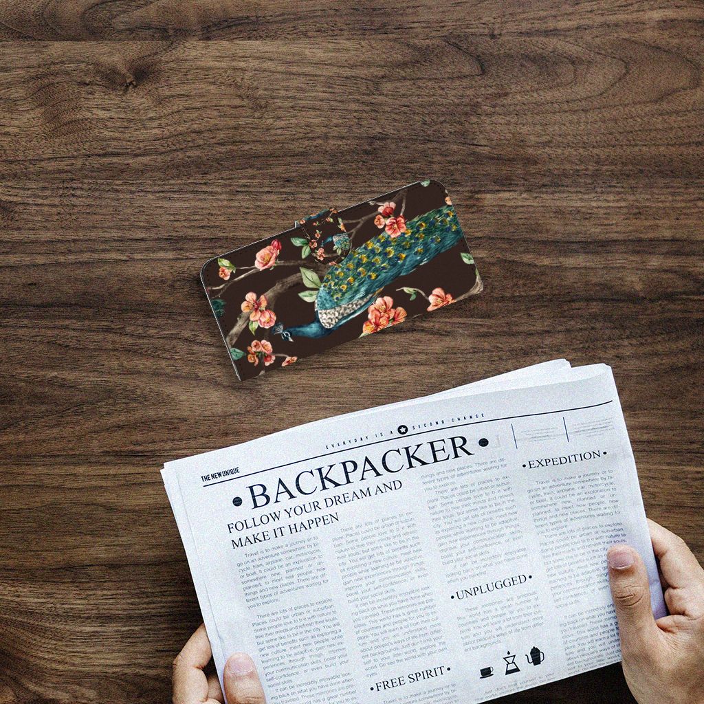 Samsung Galaxy A14 4G Telefoonhoesje met Pasjes Pauw met Bloemen op een houten tafel met een krant.