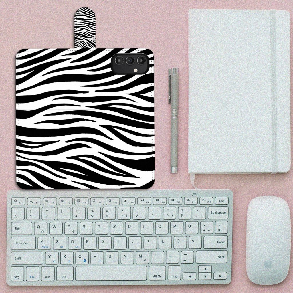 Samsung Galaxy A14 4G Telefoonhoesje met Pasjes Zebra op een bureau met toetsenbord en notitieboek.
