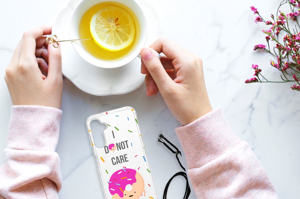 Samsung Galaxy A14 5G Beschermhoes Donut Roze met kleurrijk ontwerp en boodschap, liggend op tafel.