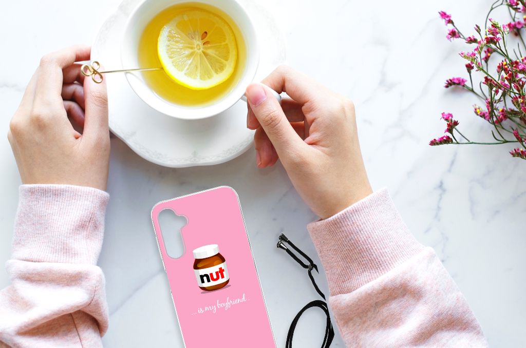 Samsung Galaxy A14 5G Beschermhoes Nut Boyfriend met a person die een kopje thee vasthoudt.