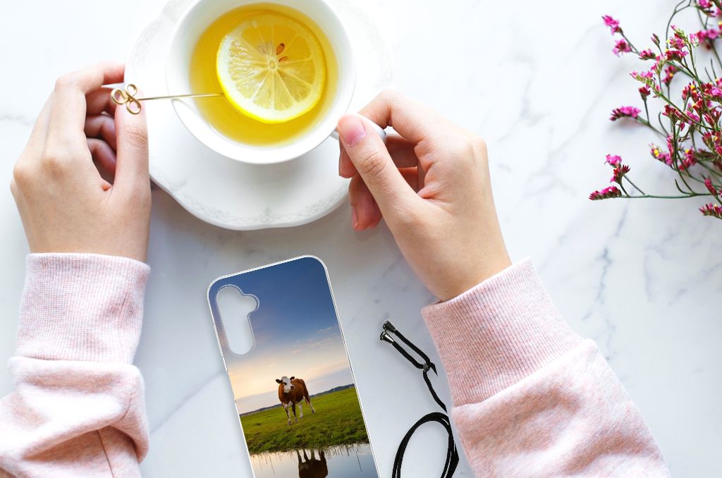 Samsung Galaxy A14 5G Case Anti-shock Koe met koe design in hand met een kopje thee.