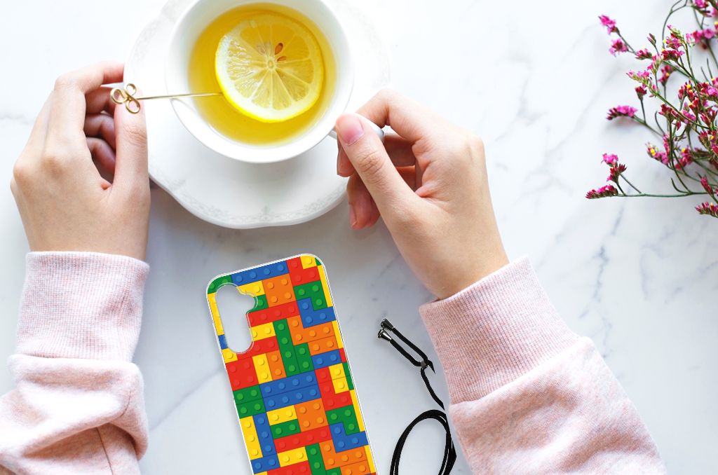 Samsung Galaxy A14 5G Doorzichtige Silicone Hoesje Blokken met handen en een kopje thee op tafel
